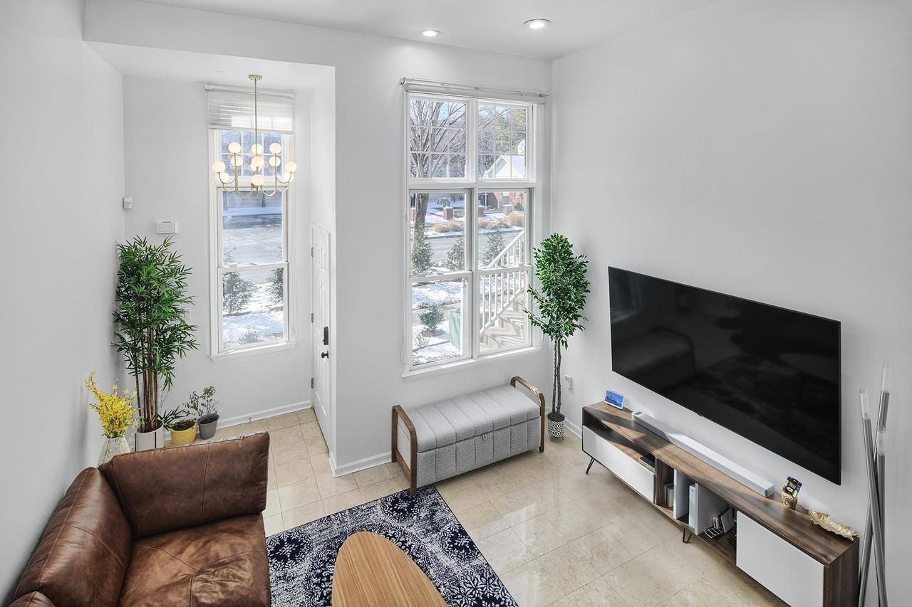 395 Kingston Ct - Photo 4 of 24