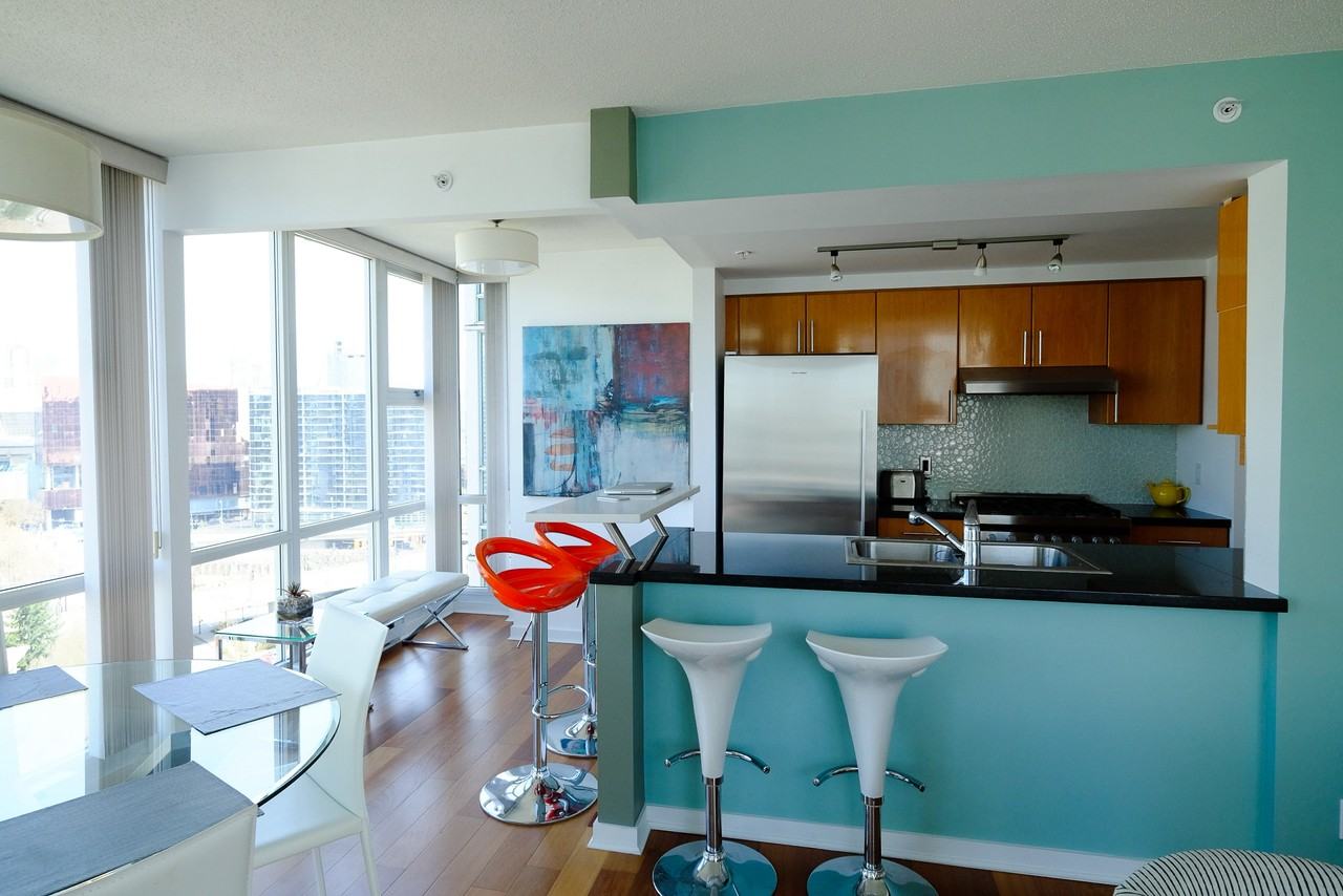 1077 Marinaside Cres #1906 - Photo 4 of 17