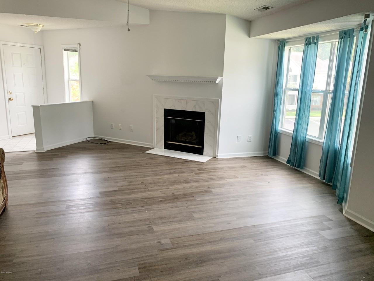 2591 Thackery Rd Apt E - Photo 2 of 10