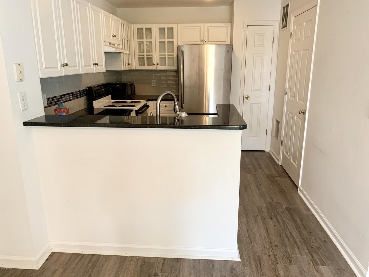 2591 Thackery Rd Apt E - Photo 5 of 10