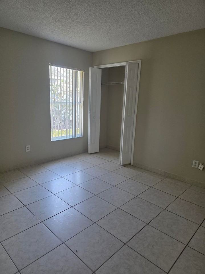 689 Cornwallis Dr - Photo 4 of 25