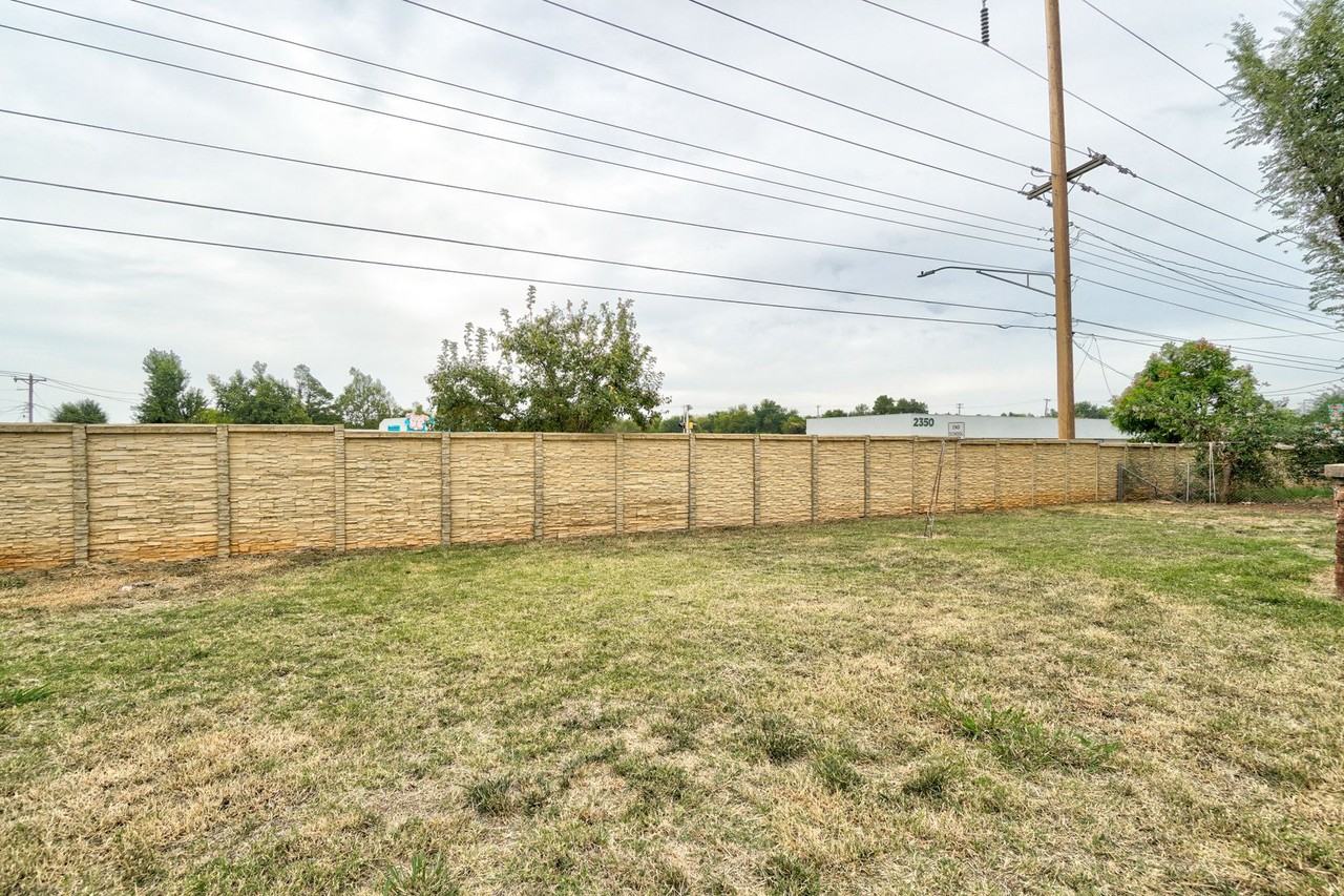 534 Monroney Dr - Photo 3 of 32