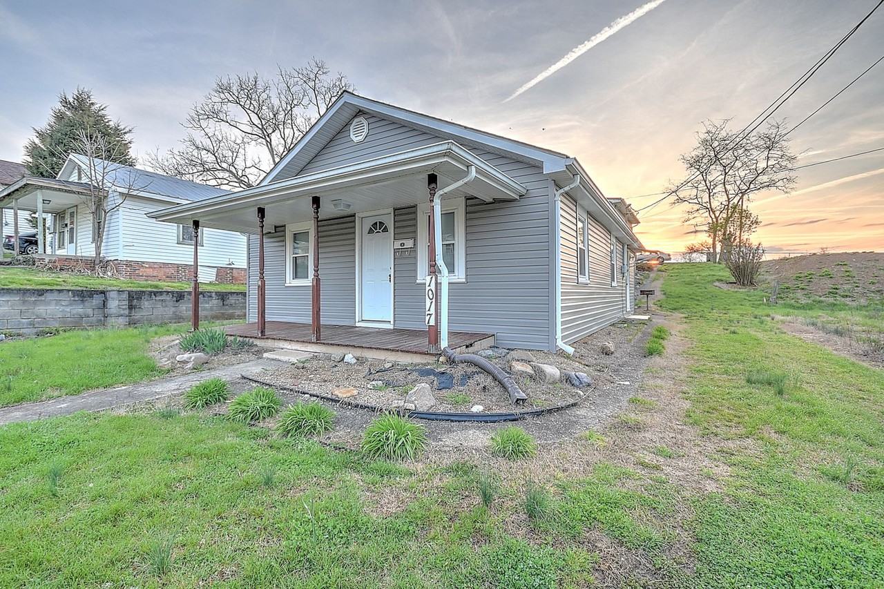 1017 Fairview Ave - Photo 2 of 26