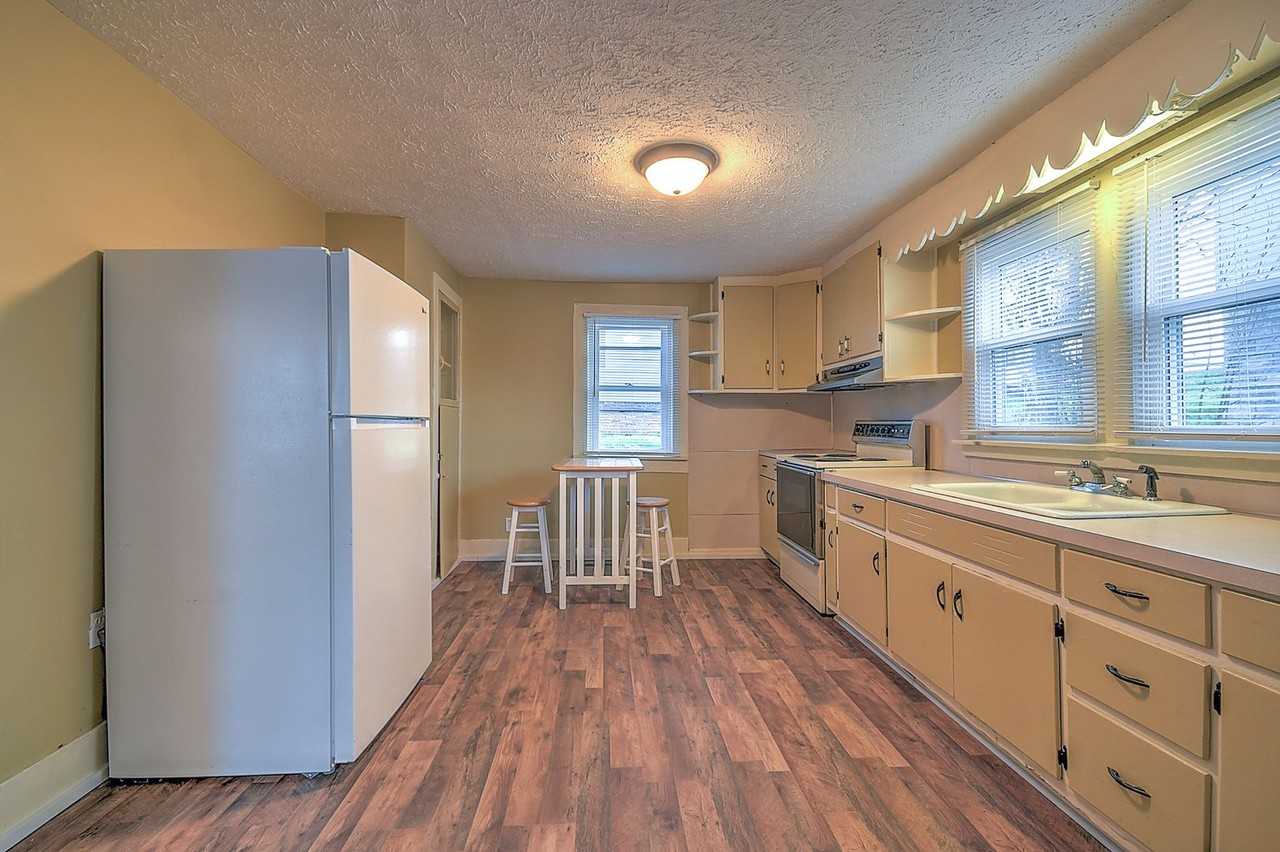 1017 Fairview Ave - Photo 3 of 26