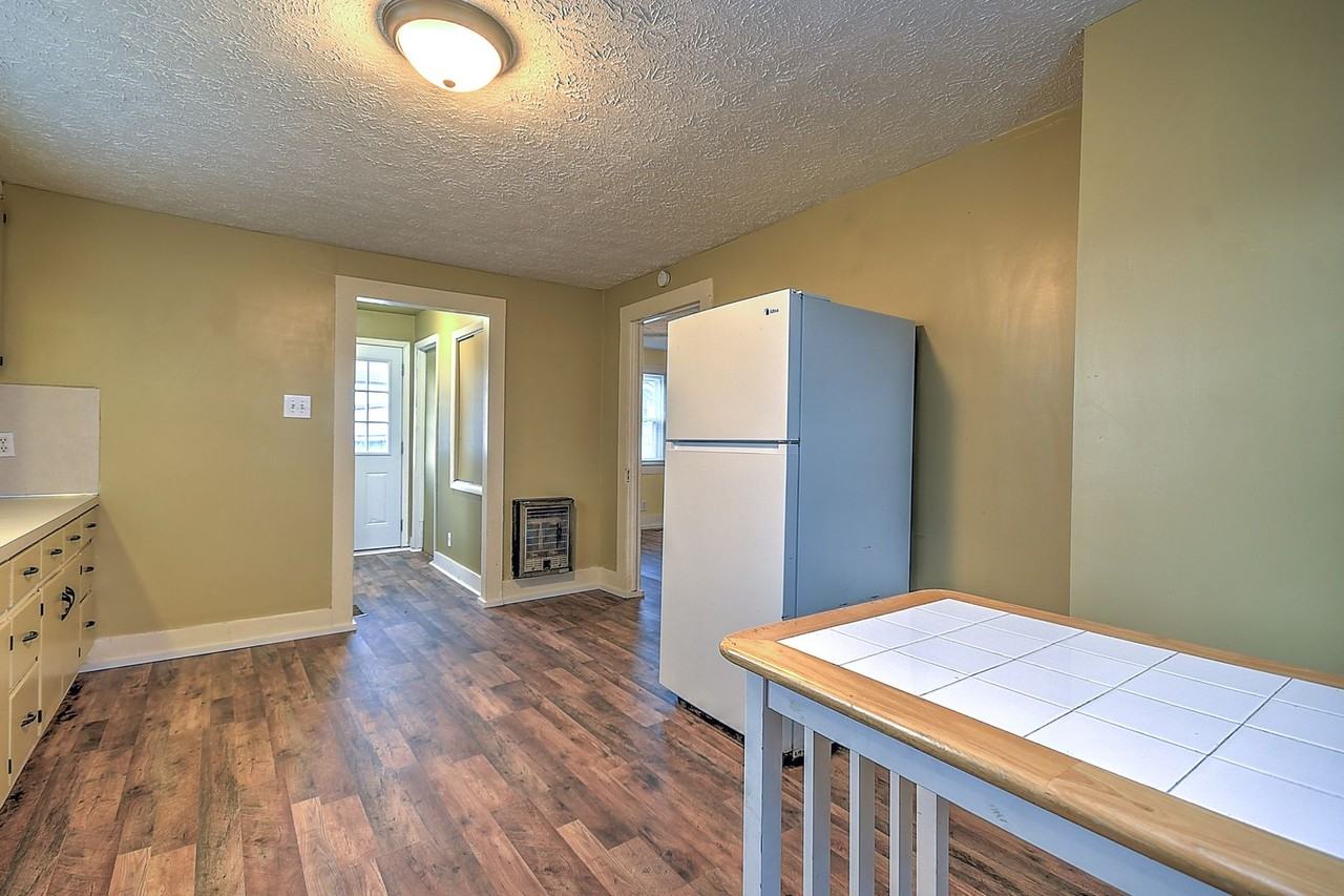 1017 Fairview Ave - Photo 5 of 26