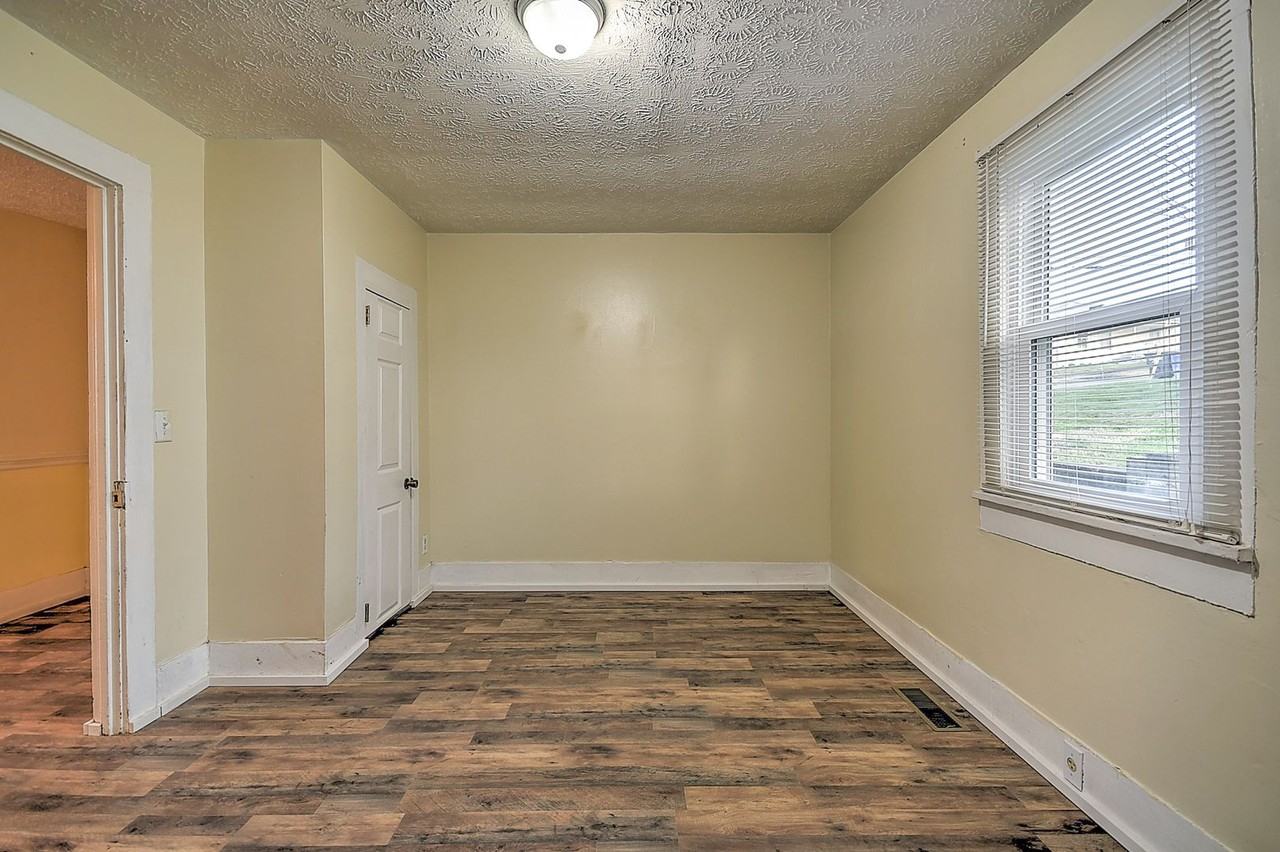 1017 Fairview Ave - Photo 6 of 26