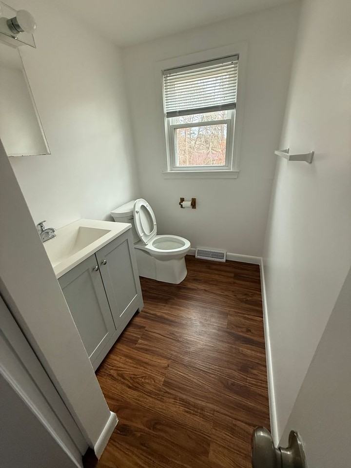 136 W Yarmouth Rd - Photo 2 of 9