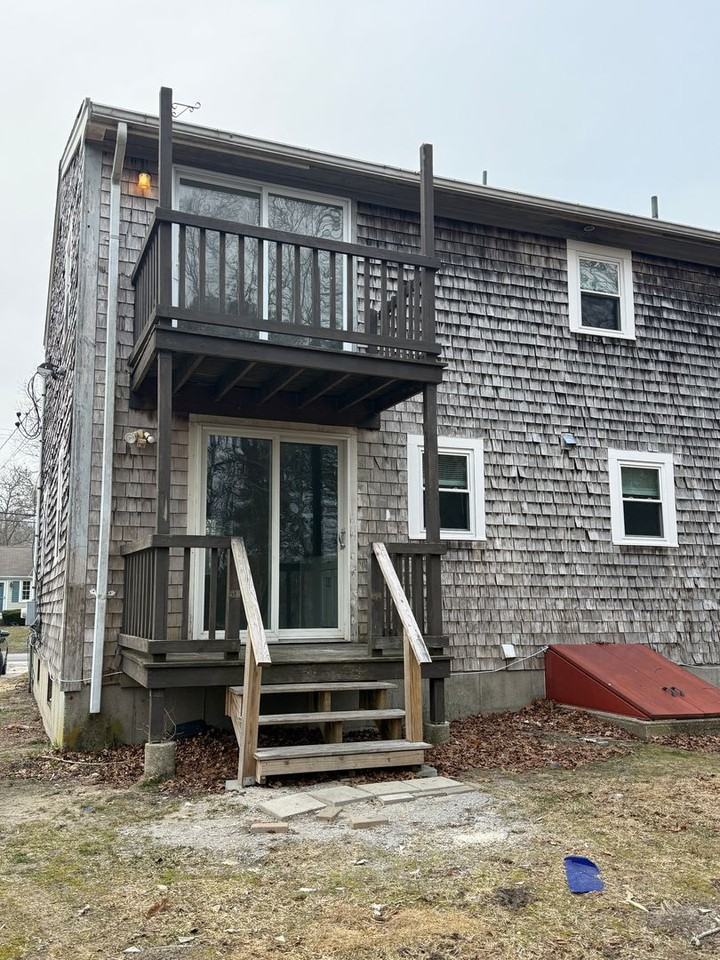 136 W Yarmouth Rd - Photo 4 of 9