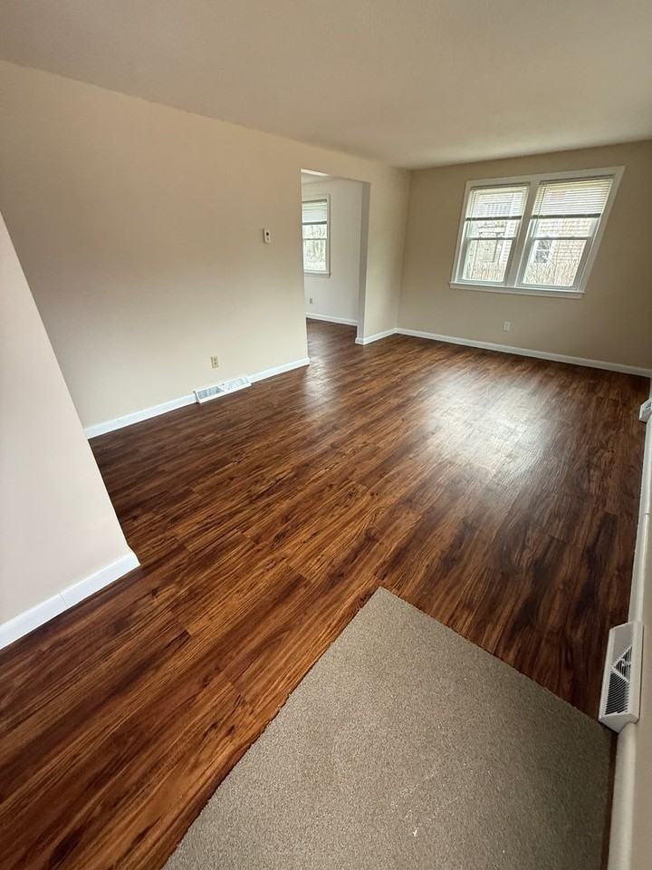 136 W Yarmouth Rd - Photo 5 of 9