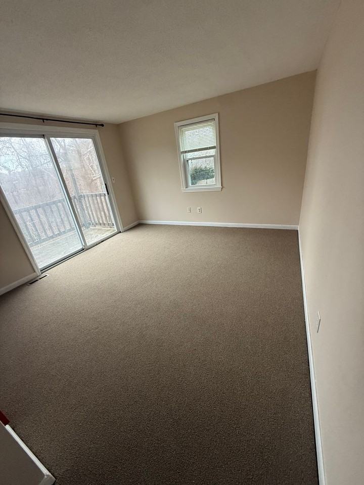 136 W Yarmouth Rd - Photo 7 of 9