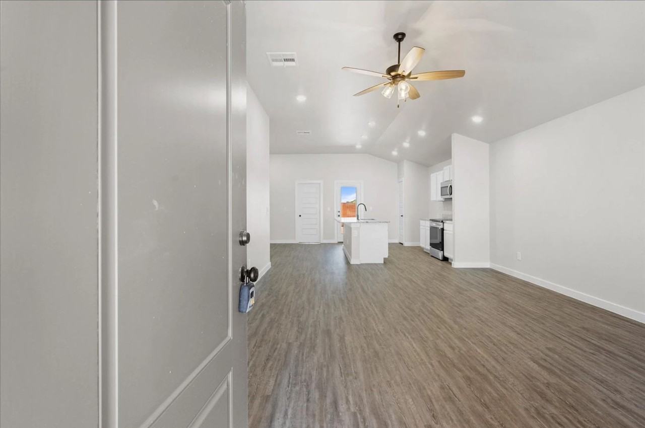2123 Langford Ave - Photo 2 of 9