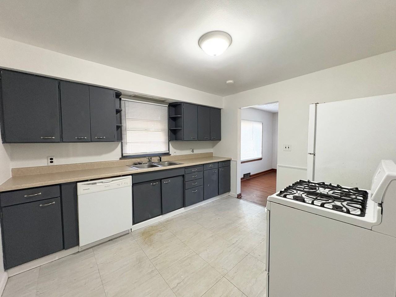 503 E Empire St - Photo 3 of 16