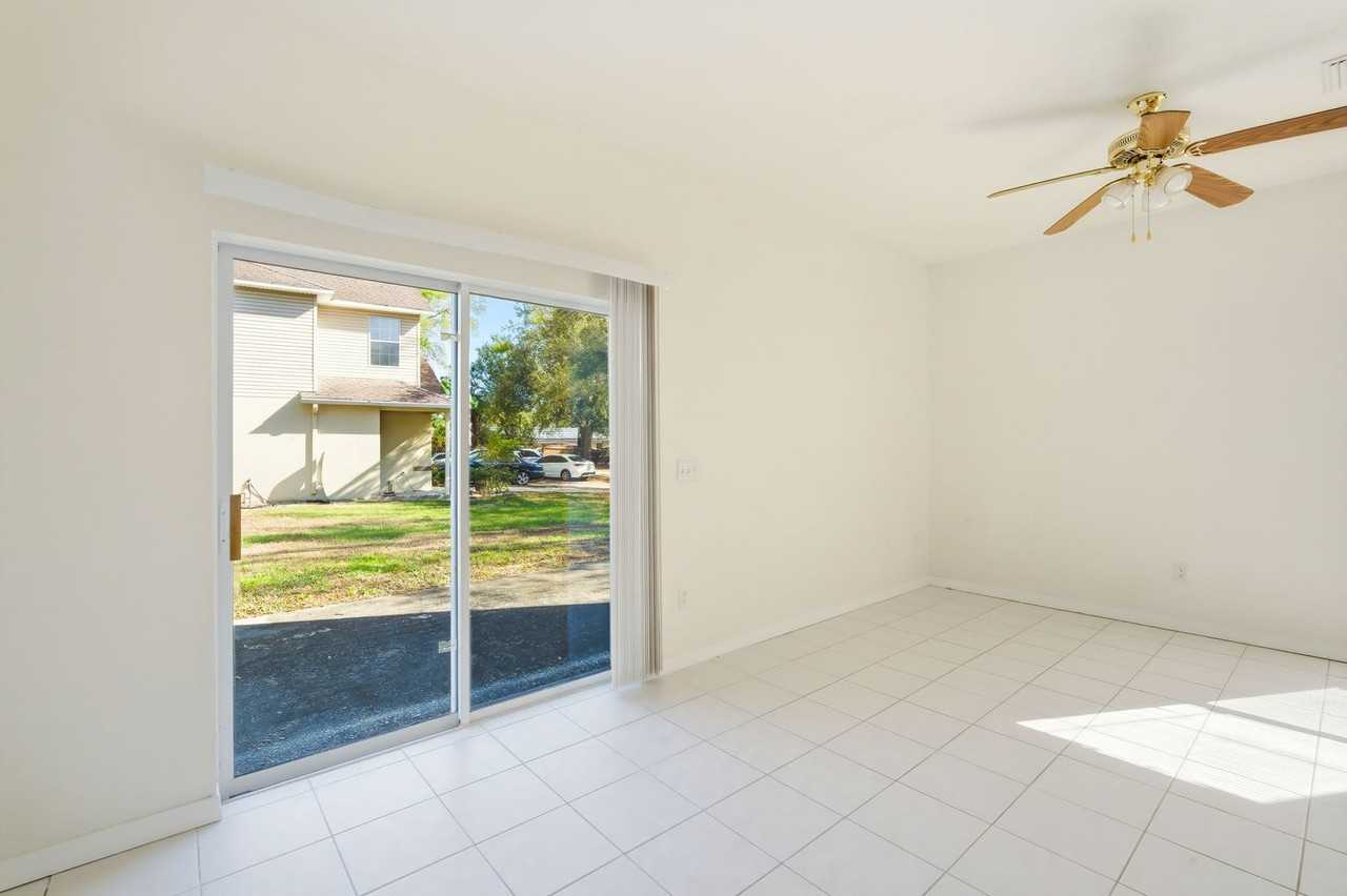 1102 Citrus Hill Ct - Photo 5 of 26