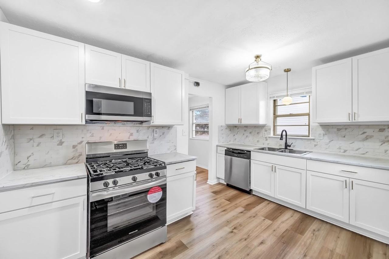 27151 Farringdon Ave - Photo 3 of 23