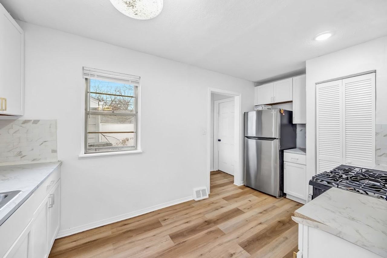 27151 Farringdon Ave - Photo 4 of 23