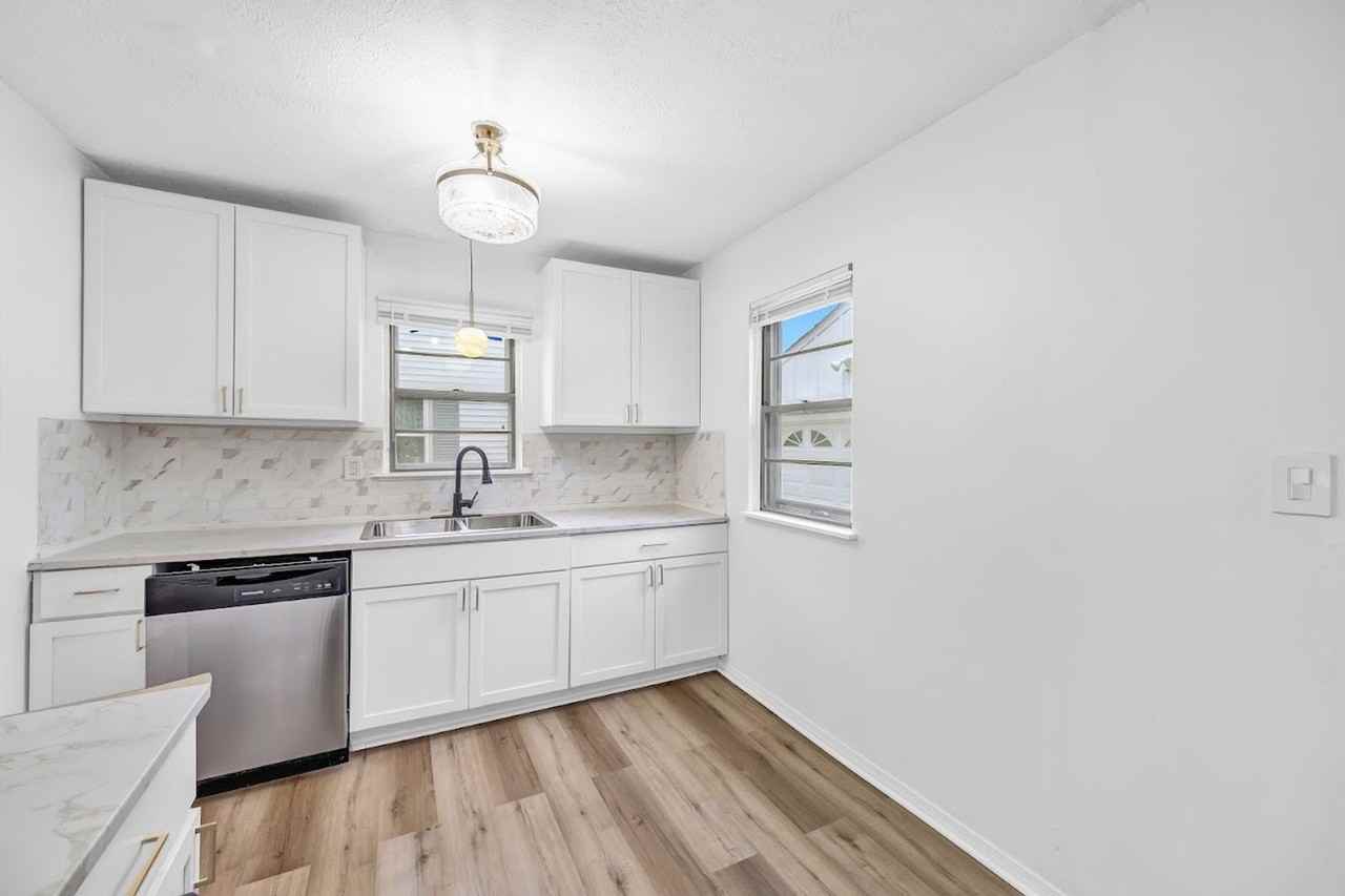 27151 Farringdon Ave - Photo 5 of 23