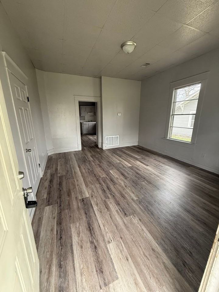 2301 N 29th St - Photo 2 of 8