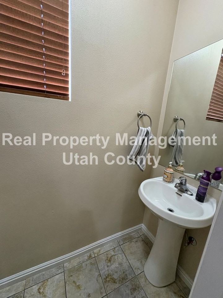 1643 W 140 N - Photo 4 of 20