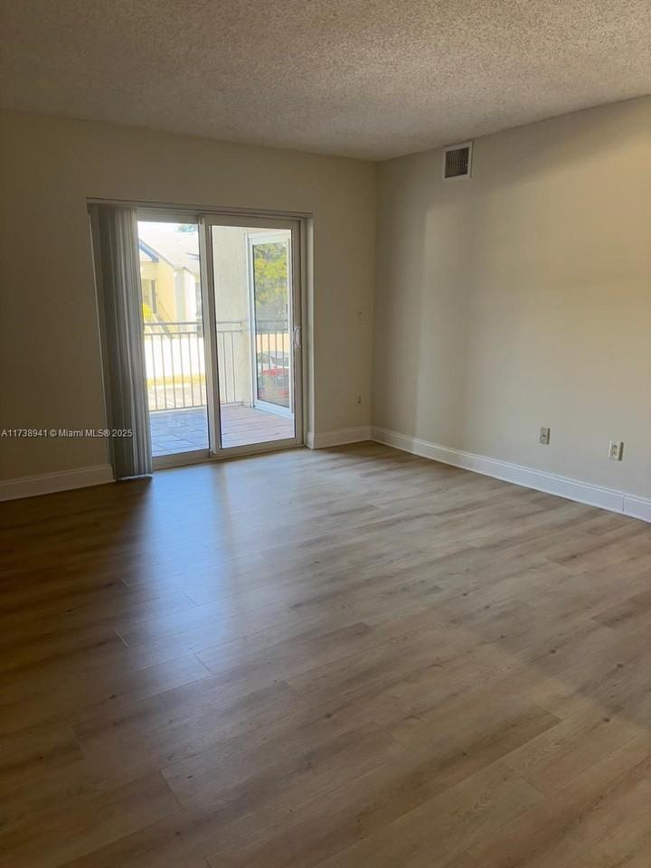 Nw 57th Ave #100 - Photo 4 of 8