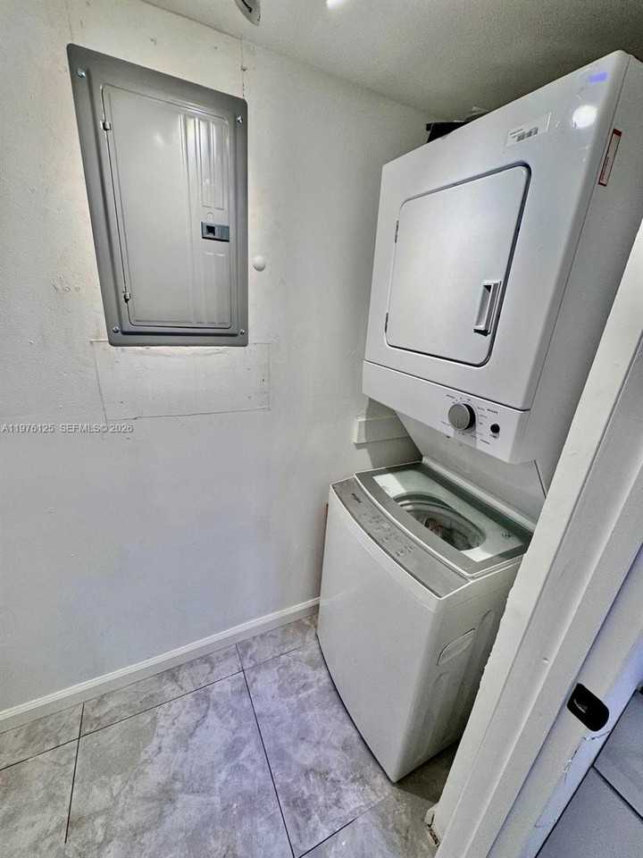 747 Se 1st Ave - Photo 4 of 8