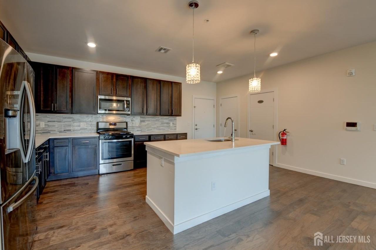 722 Lorhan Dr - Photo 7 of 32