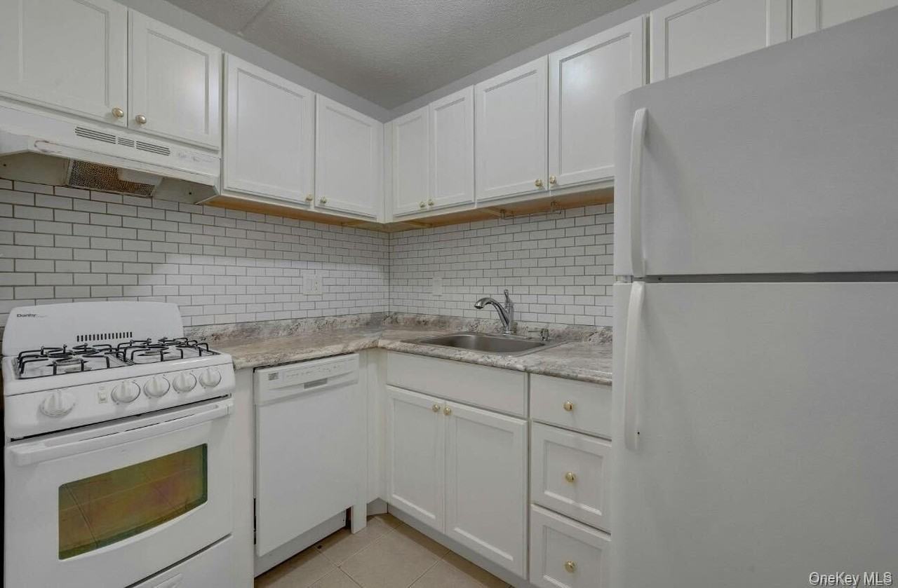 4 Consulate Dr - Photo 3 of 7