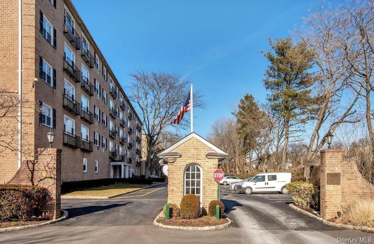 4 Consulate Dr - Photo 5 of 7