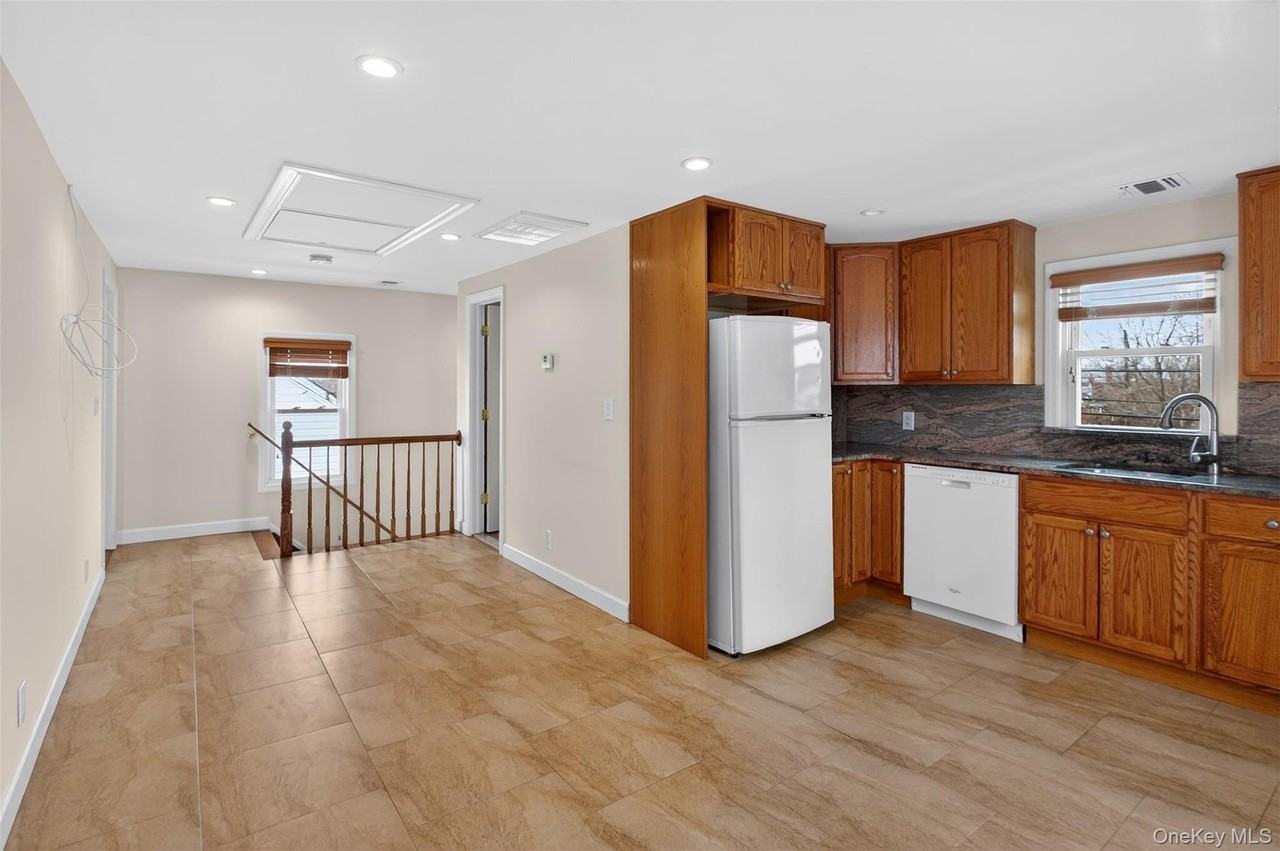 256 Royal Ave - Photo 2 of 15