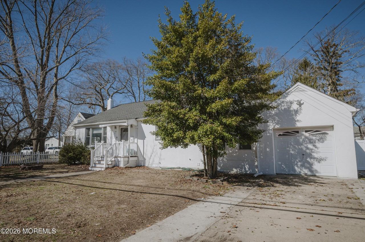 295 Roosevelt Ave - Photo 2 of 36