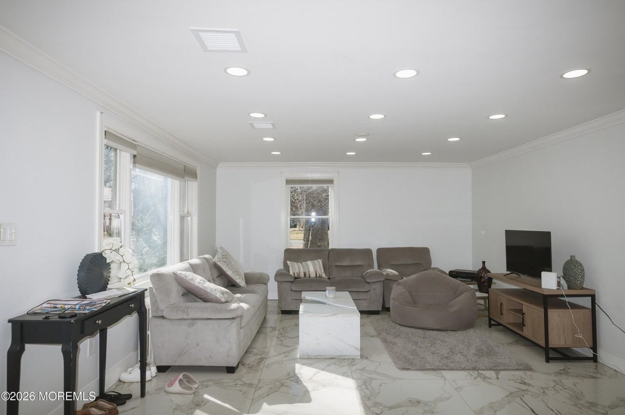 295 Roosevelt Ave - Photo 6 of 36