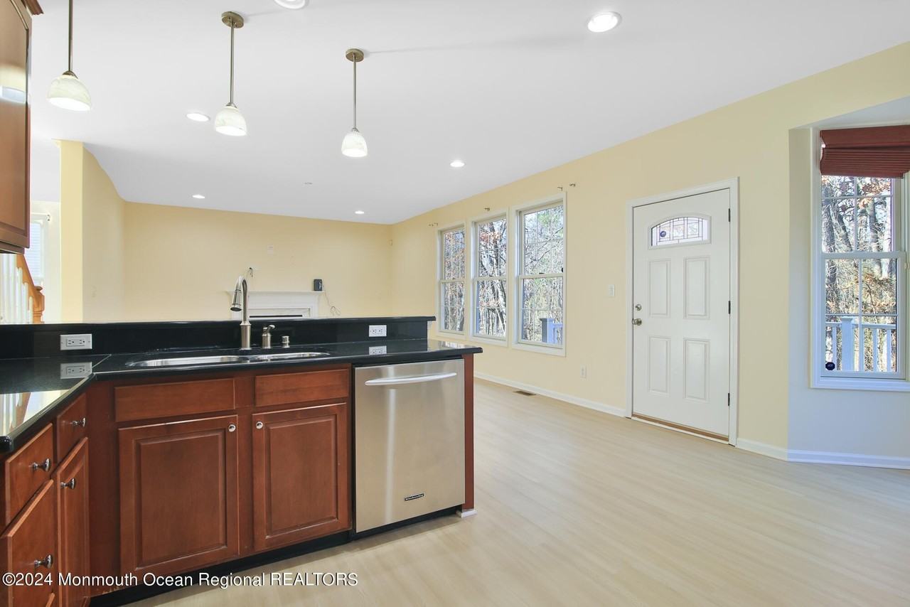 4 Timber Grove Ct - Photo 7 of 23