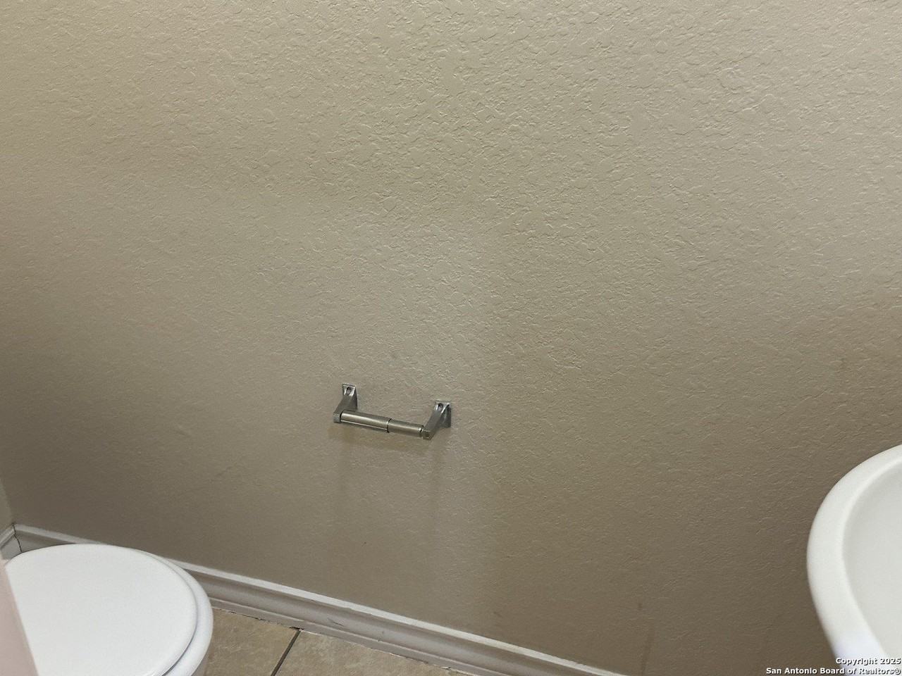 5006 Flipper Dr - Photo 4 of 18