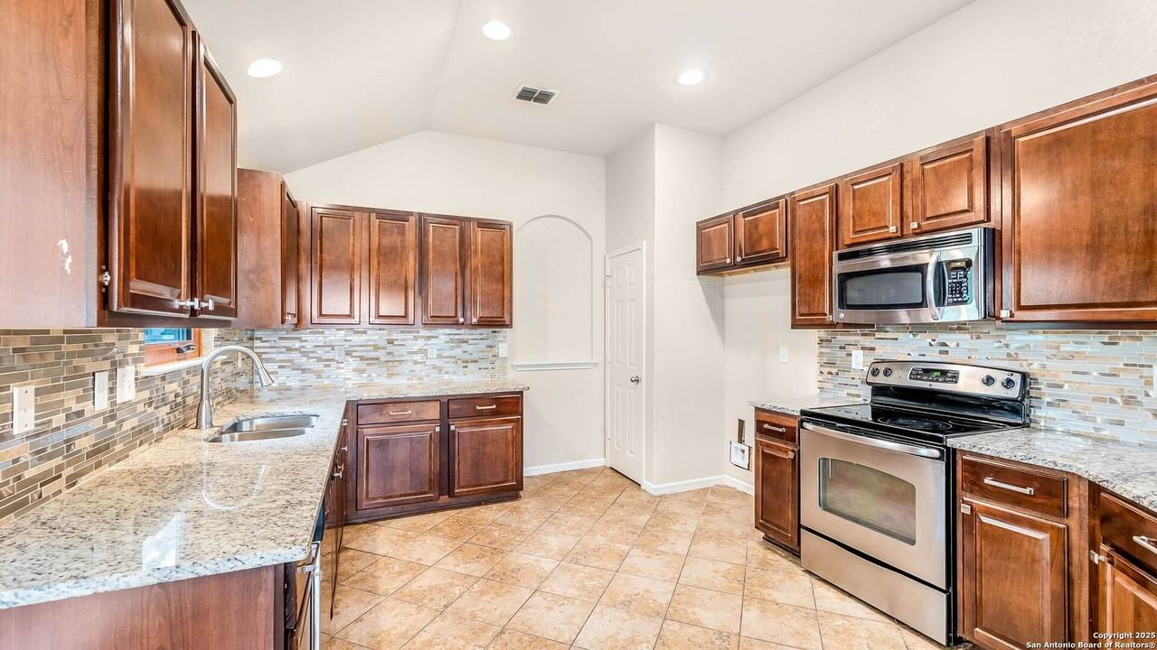 7951 Brinson Ct - Photo 2 of 20