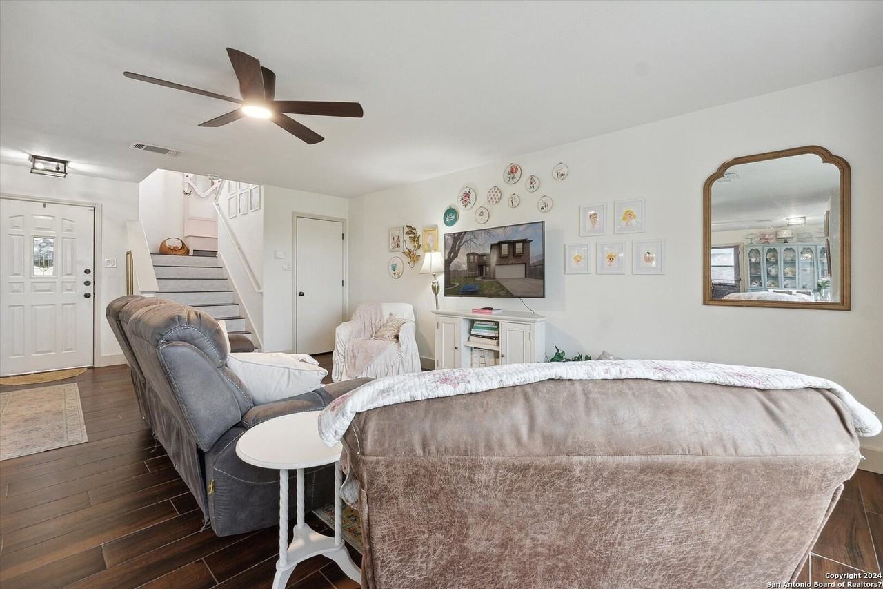 3305 Sherwin Dr - Photo 6 of 38