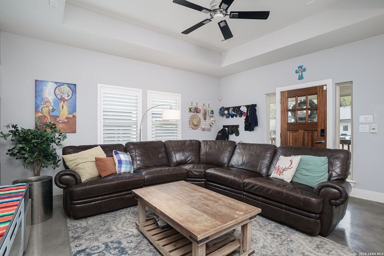 612 Leigh St - Photo 4 of 30