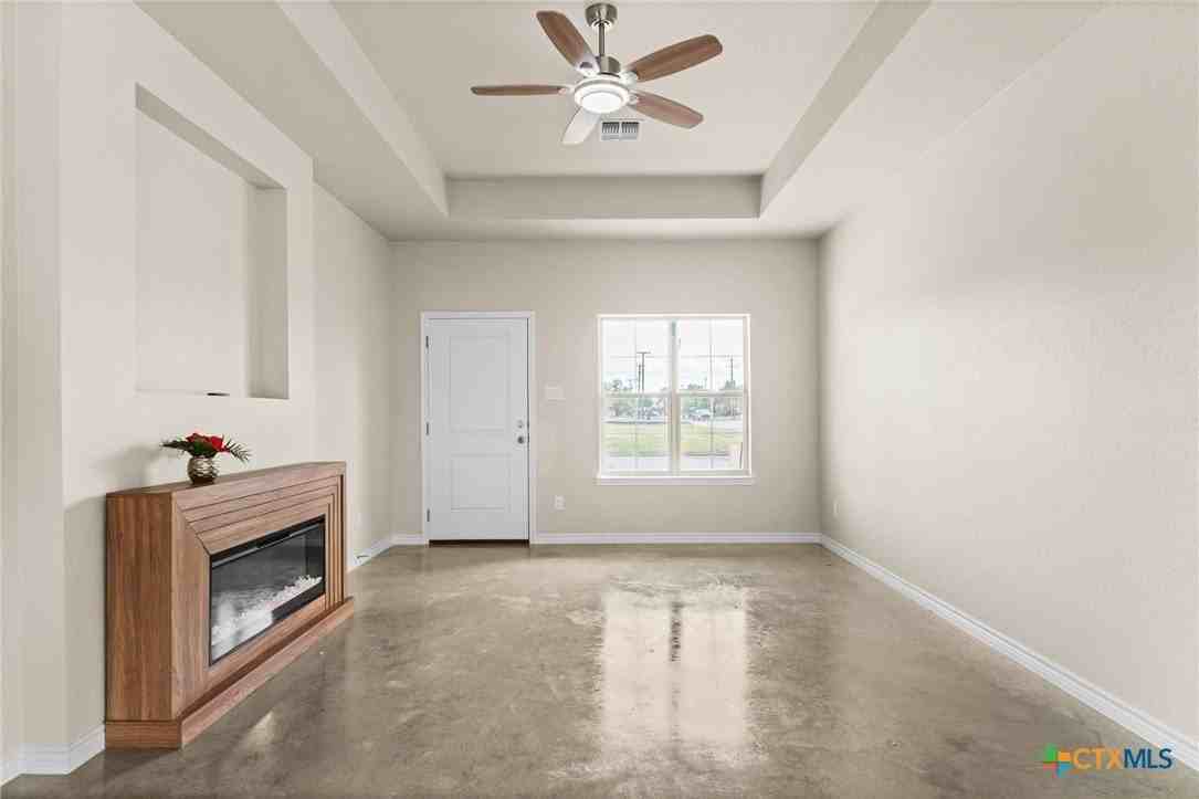 414 W Avenue C - Photo 5 of 23