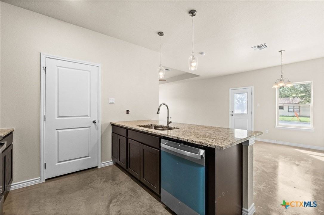 414 W Avenue C - Photo 7 of 23