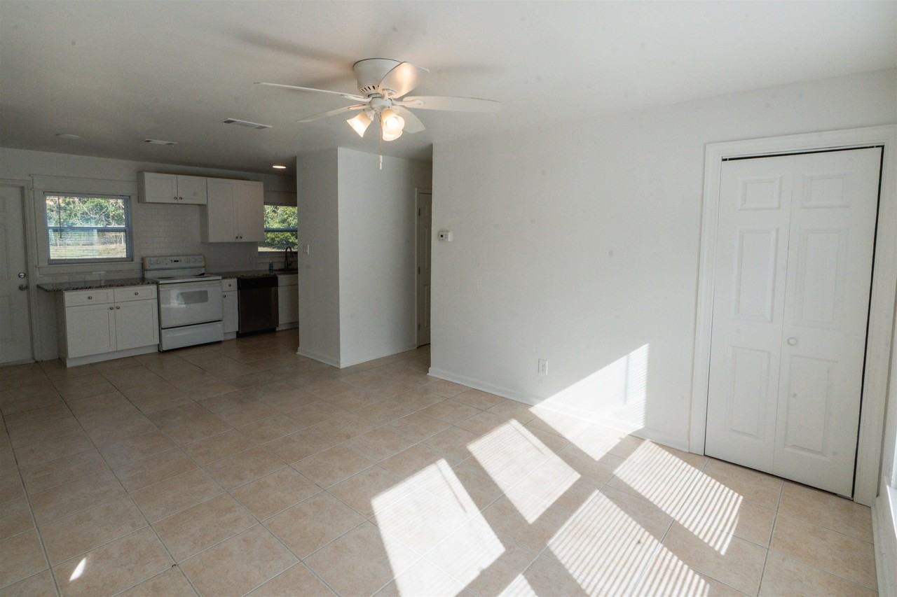 406 Essex Dr - Photo 4 of 36