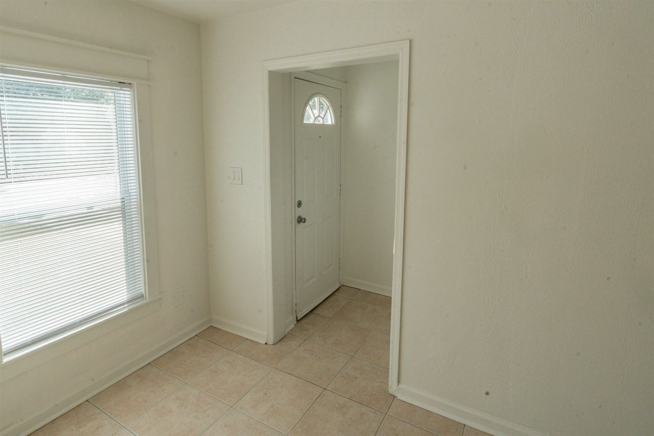 406 Essex Dr - Photo 5 of 36