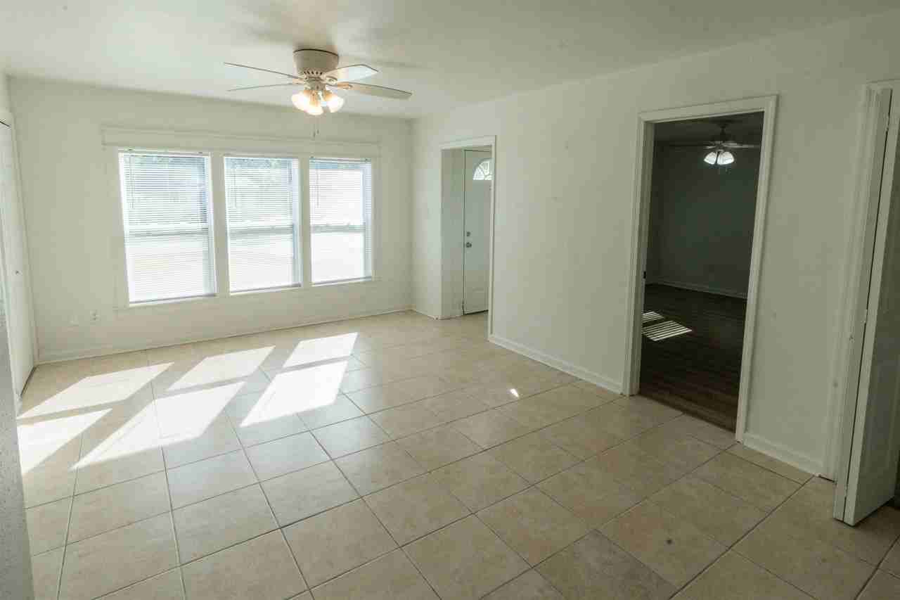 406 Essex Dr - Photo 7 of 36
