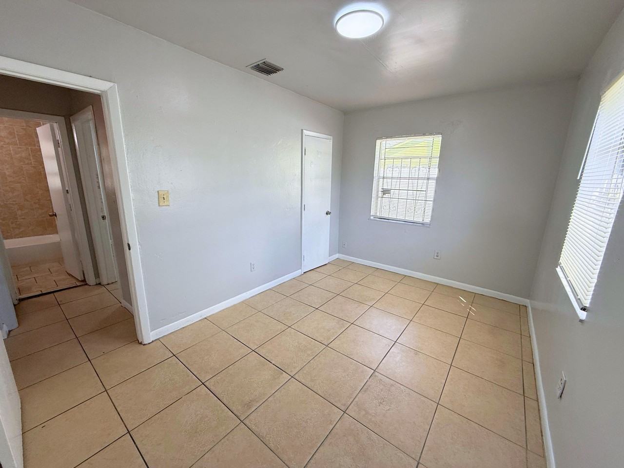 1045 Curtiss Dr - Photo 5 of 15