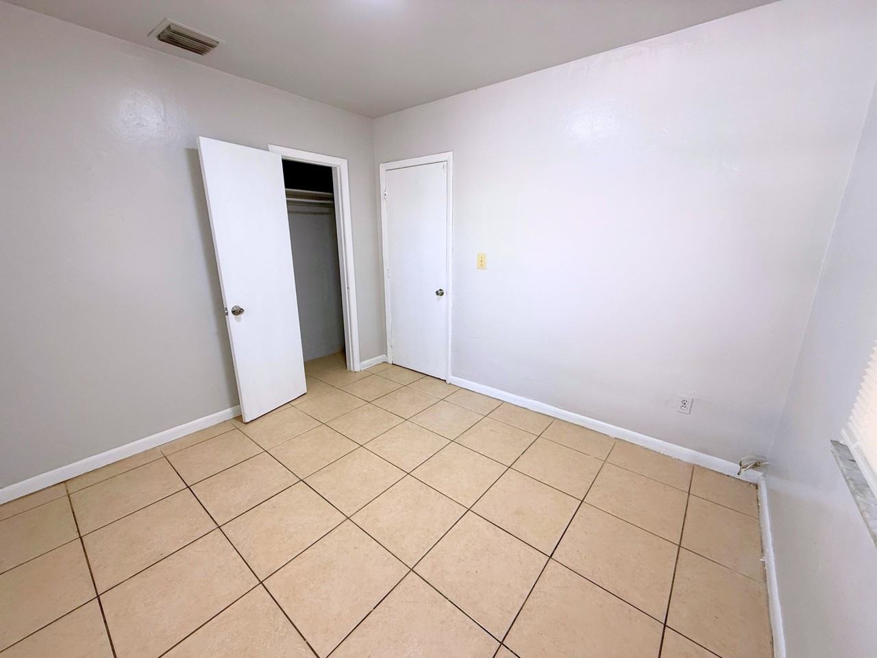 1045 Curtiss Dr - Photo 7 of 15