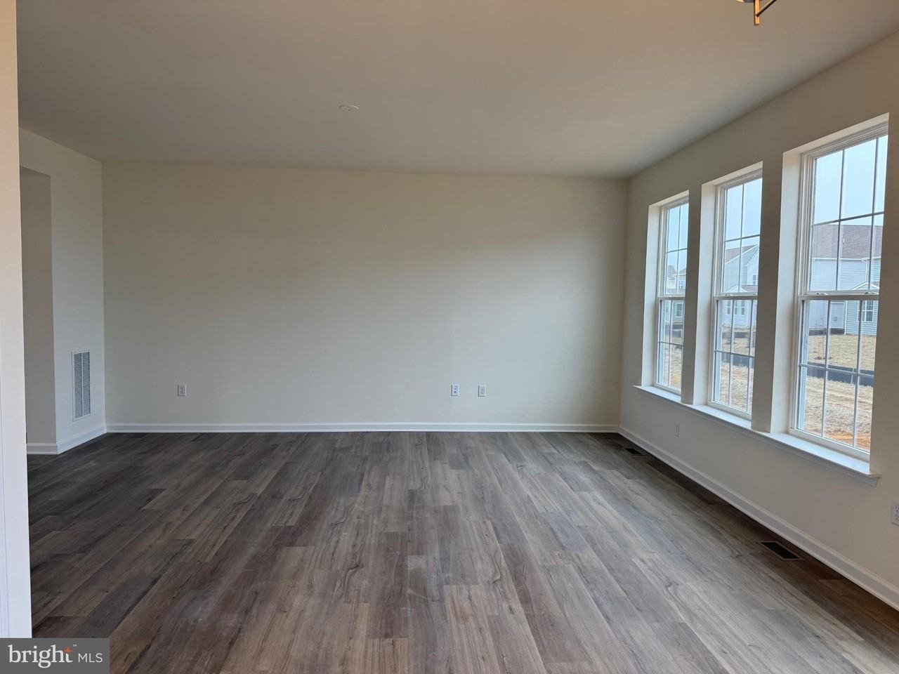 414 Maclaren Ln - Photo 4 of 16