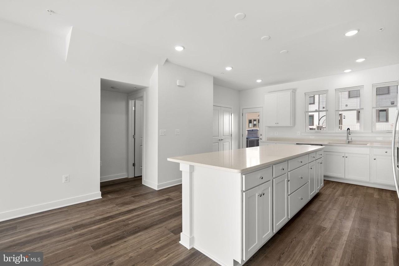 1309 Bracken Ln - Photo 7 of 39