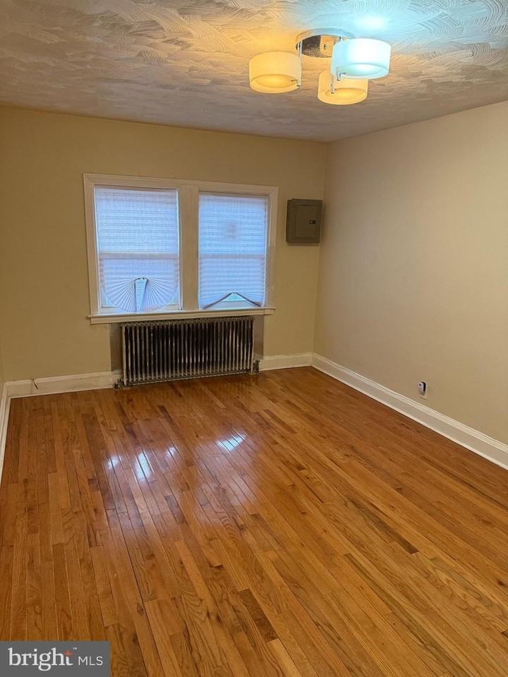 703 N Augusta Ave - Photo 4 of 7