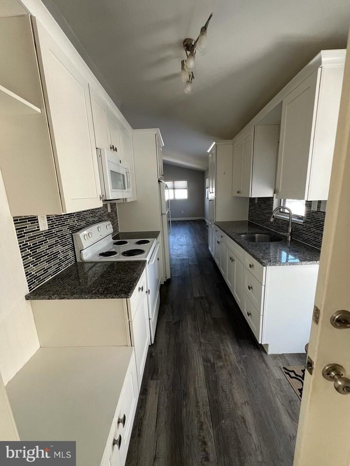 1501 WADE BLVD S unit: Upstairs - Photo 2 of 6