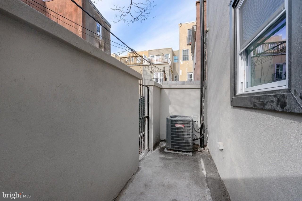 1830 Montrose St - Photo 4 of 24