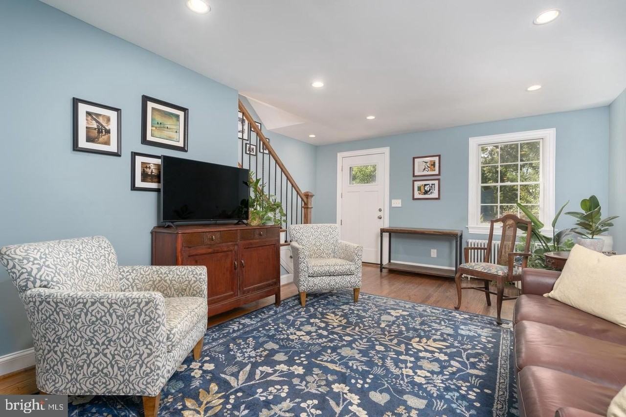 1147 Colonial Ave - Photo 3 of 22