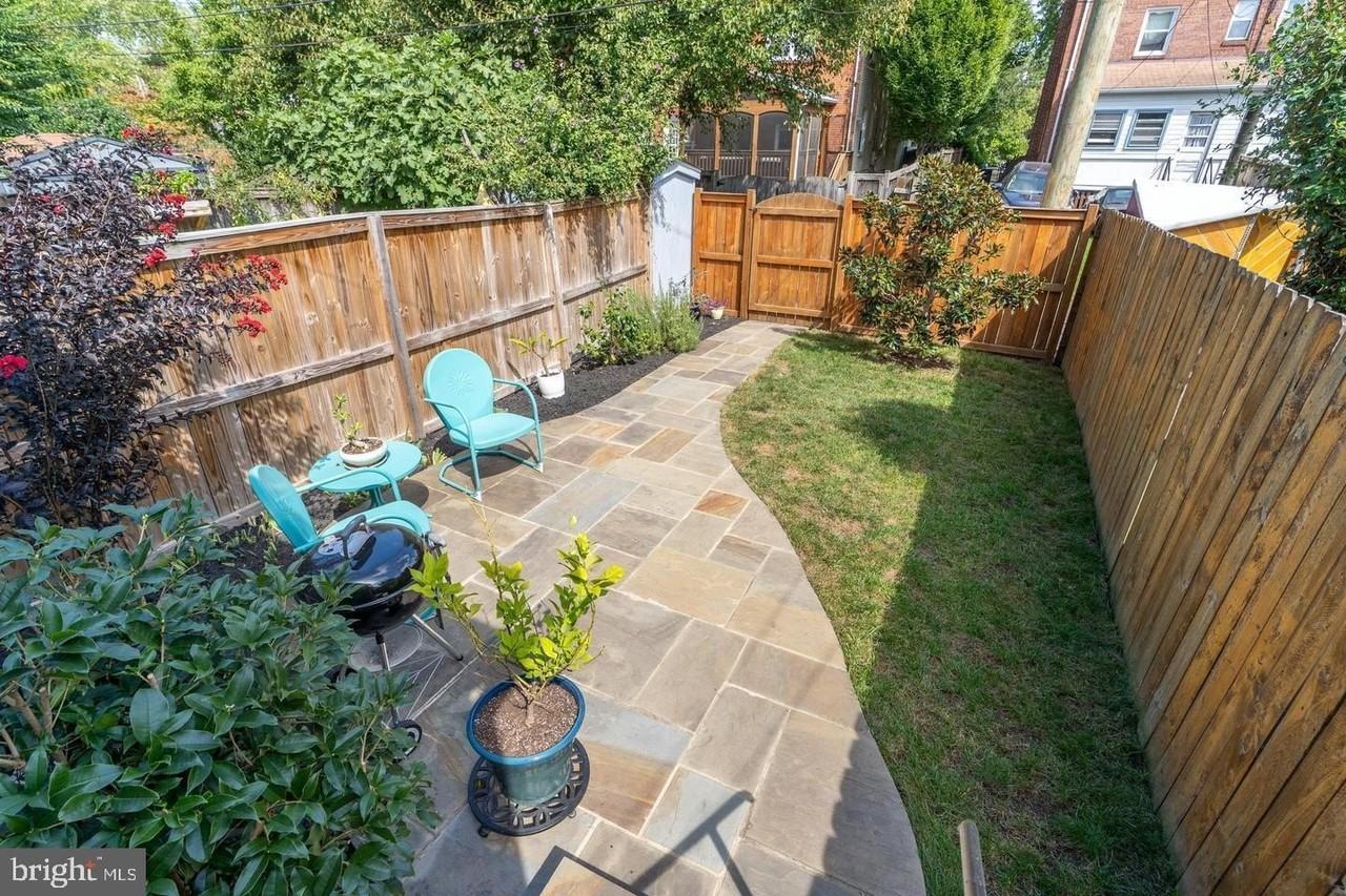 1147 Colonial Ave - Photo 5 of 22