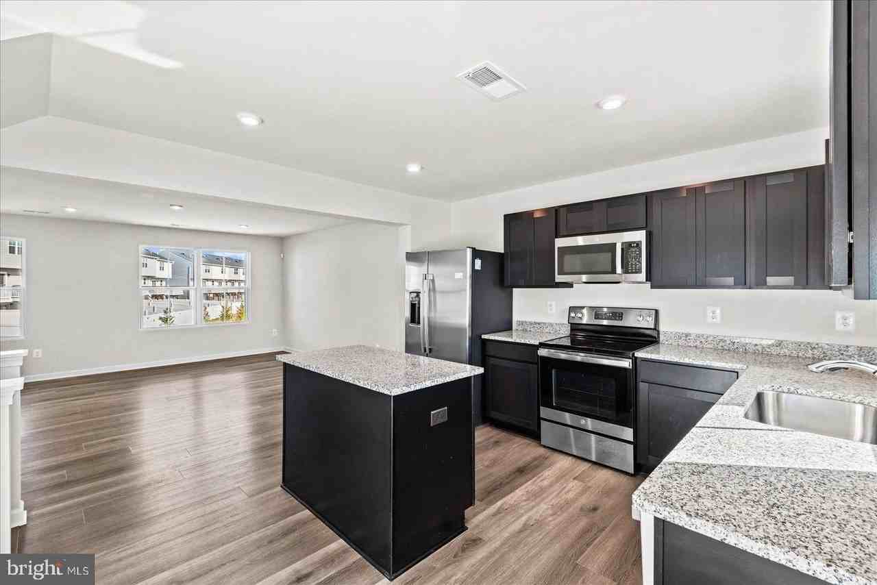 18256 Capital Ct - Photo 2 of 30